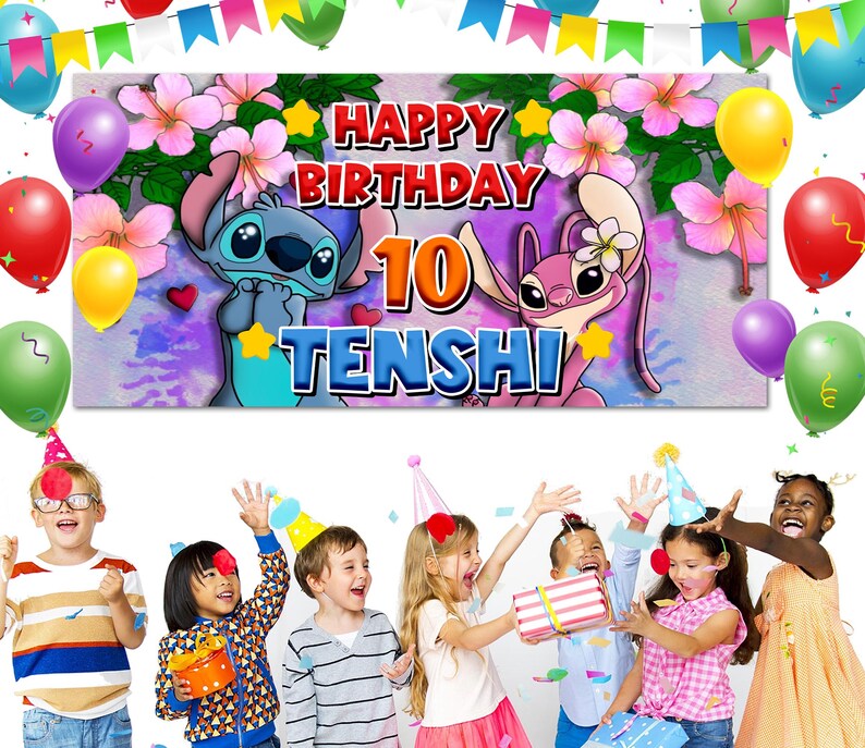 Puede incluir: Una pancarta de cumplea&ntilde;os con las palabras "HAPPY BIRTHDAY 10 TENSHI" en rojo y naranja. La pancarta presenta personajes de dibujos animados y est&aacute; decorada con flores y globos. Los ni&ntilde;os celebran una fiesta de cumplea&ntilde;os.