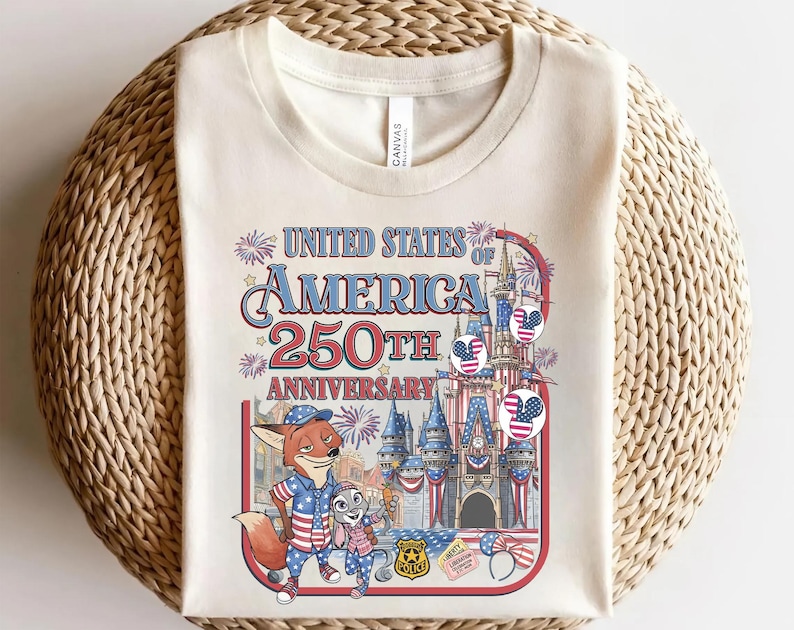 Puede incluir: Camiseta color crema con un gr&aacute;fico colorido que celebra el 250 aniversario de los Estados Unidos de Am&eacute;rica. El dise&ntilde;o incluye personajes de dibujos animados, fuegos artificiales y un castillo, con el texto "United States of America 250th Anniversary."