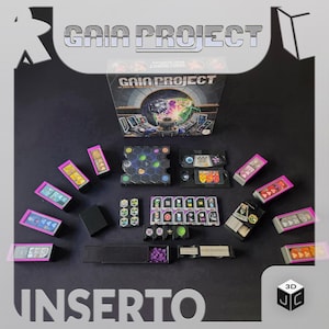 Op de afbeelding: Een bordspelset met de titel "Gaia Project" en het woord "INSERTO" onderaan. De spelcomponenten omvatten verschillende spelstukken, kaarten en een spelbord, allemaal gerangschikt op een donkere ondergrond. De dooskunst toont een kleurrijk ruimte-thema ontwerp.
