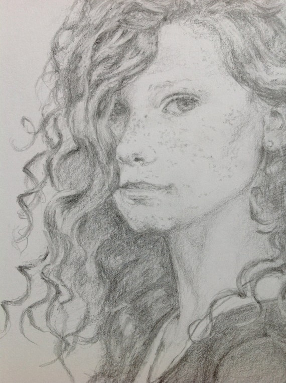Portret Młodej Dziewczyny W Ołówek Piegi Twarz Oryginalna Sztuka Kręcone Włosy A4