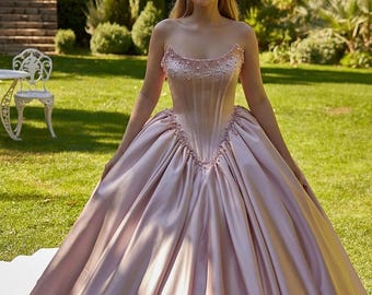 Roze satijnen baljurk prinsessenjurk, strapless bruidsjurk met parelkorset