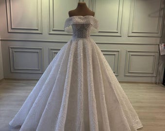 Off-Shoulder Brautkleid: Perlenbesetzte Spitze, Korsett-Rücken (Handarbeit)