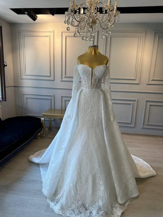 Off-Shoulder Lace Wedding Dress: Elegant Princess Bridal Gown with Train made in Italy handmade Off-Shoulder Lace Wedding Dress: Elegant Princess Bridal Gown with Train made in Italy handmade