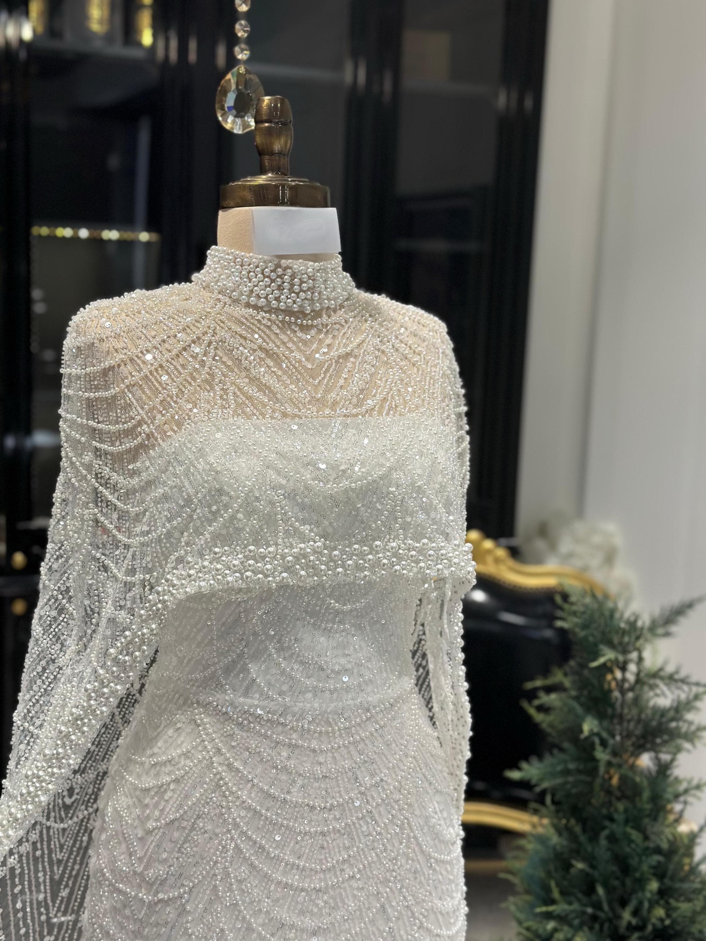 Robe de mariée sirène en satin brodé de cristaux