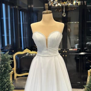 Vestido de noiva com design especial e de sonho, vestido de noiva sem alças em tule – corpete drapeado, detalhes em cristal, vestido de noiva elegante, vestidos sob medida