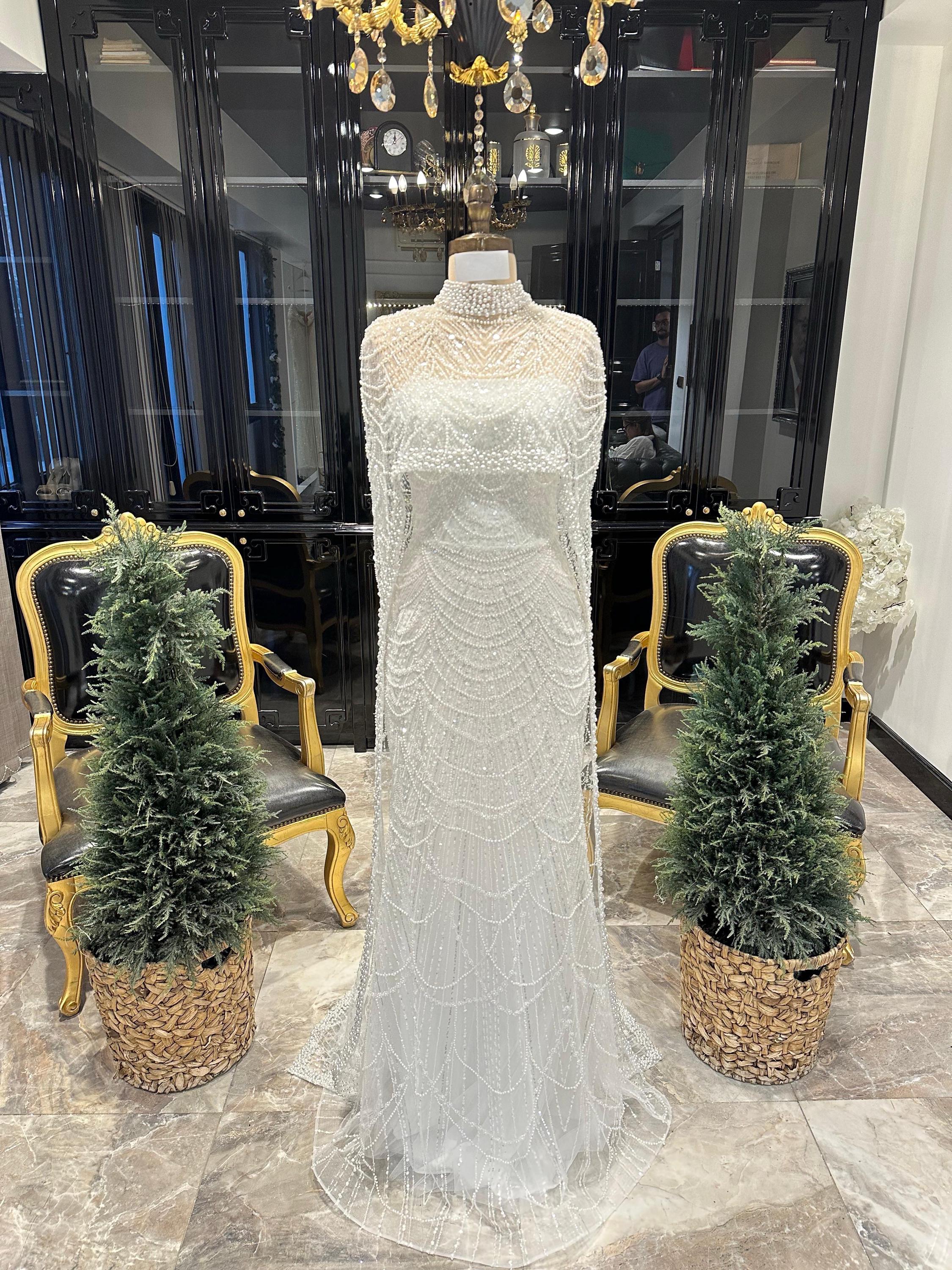 Robe de mariée sirène en satin brodé de cristaux