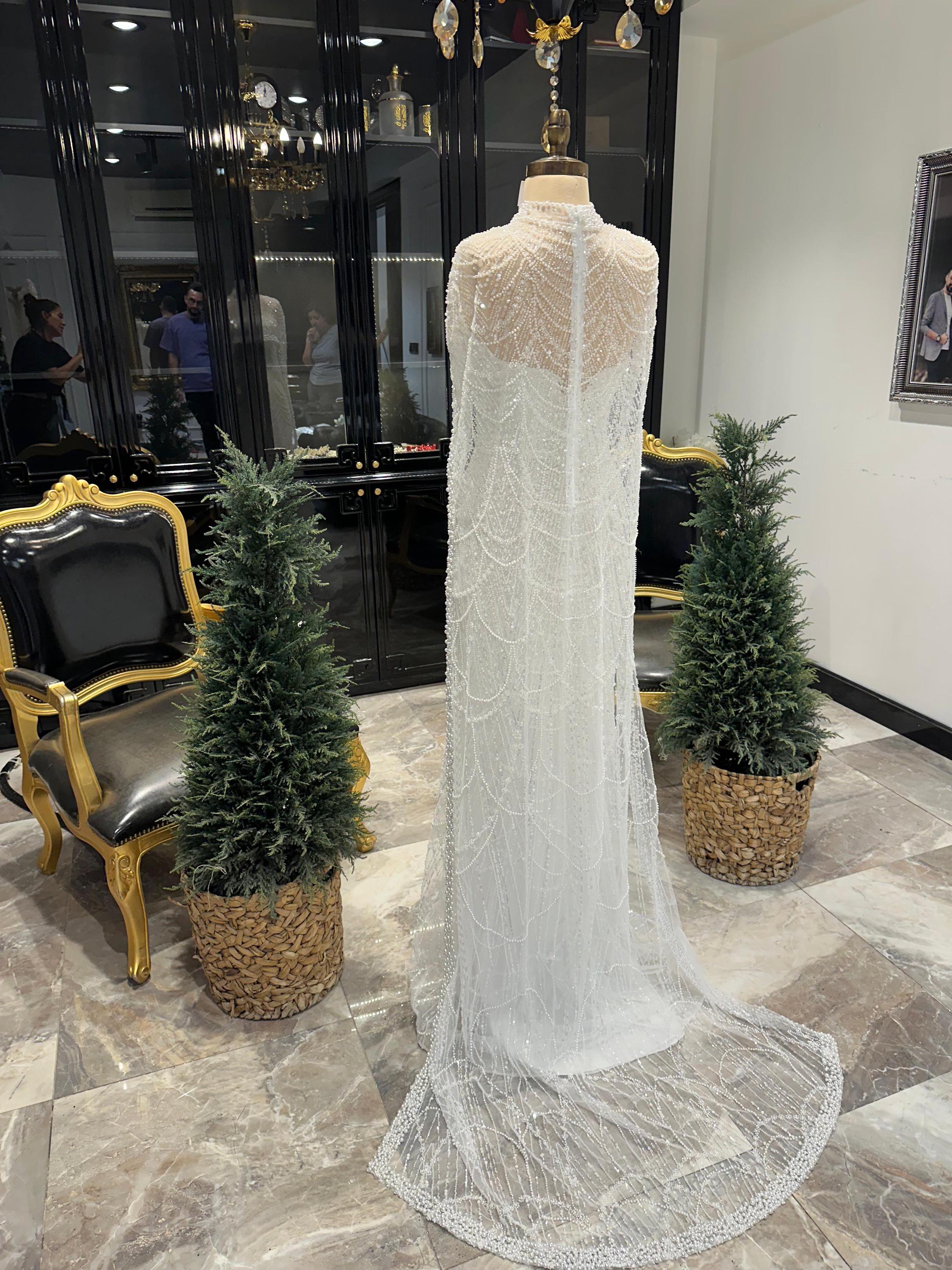 Robe de mariée sirène en satin brodé de cristaux