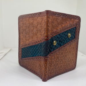 Portefeuille minimaliste en peau de kangourou avec élément en peau de saumon.  4 inserts/manchons renforcés pour cartes et espèces