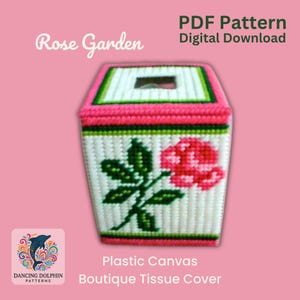 Puede incluir: Un patrón PDF para una funda de caja de pañuelos de lona plástica con un diseño de rosa rosa. El patrón se titula "Rose Garden" y es una descarga digital. El producto terminado se describe como una "Funda de pañuelos de boutique".