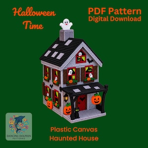 Op de afbeelding: Een knutselproject van plastic canvas in de vorm van een spookhuis met een grijze structuur, zwart dak, oranje pompoenen, spoken en een zwarte kat. De tekst luidt Halloween Time, PDF Pattern Digital Download en Plastic Canvas Haunted House.