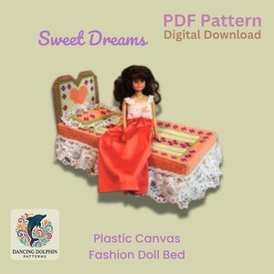 Peut inclure: Une poupée est assise sur un lit miniature en canevas plastique. Le lit a une base orange avec un dessus à motifs verts et roses, une bordure en dentelle et une tête de lit avec un cœur. Le texte "Sweet Dreams" et "PDF Pattern Digital Download" sont visibles.