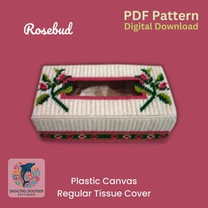 Puede incluir: Patrón PDF para una cubierta de caja de pañuelos de lona plástica con un diseño de capullo de rosa. El patrón es una descarga digital. La cubierta de caja de pañuelos terminada es blanca con acentos rosados y verdes.