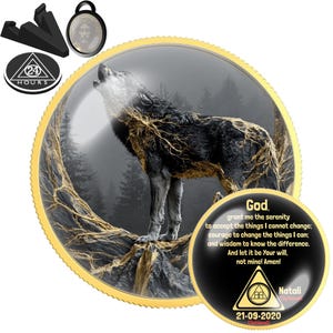 May include: A round gold-rimmed medallion featuring a black and white wolf howling at the moon, with gold tree-like accents. The reverse side displays the Serenity Prayer in white text, a triangle logo with the text 24 HOURS, and the name Natali 21-09-2020.