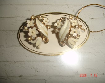 Vintage TRIFARI gold und creme Emaille Ohrclips