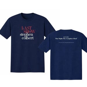 Puede incluir: Camiseta azul marino con el texto "LAST SHOW stephen colbert" en rojo y blanco. La parte trasera de la camiseta muestra el texto "05.21.2026 The Night The Laughter Died" en blanco.
