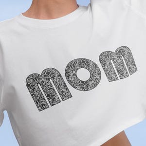 Mamá PNG con letras de encaje / Elegante clipart de mamá en blanco y negro / Diseño de camiseta para el Día de la Madre / Mamá floral chinoiserie Png / Encaje Png