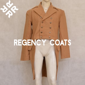 Könnte beinhalten: Ein beigefarbener Regency-Mantel mit doppelreihiger Front und silberfarbenen Knöpfen. Der Mantel hat einen langen Schwanz und einen Reverskragen. Der Text "REGENCY COATS" ist auf der Vorderseite des Mantels zu sehen.