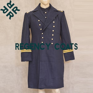 Może przedstawiać: Granatowy płaszcz w stylu wojskowym ze złotymi guzikami i wykończeniami. Płaszcz ma dwurzędowy krój, epolety i złote paski na rękawach. Tekst "REGENCY COATS" jest wydrukowany z przodu.