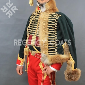 Peut inclure: Une veste militaire vert foncé avec des bordures dorées, un col en fourrure et un pantalon rouge. La veste a des boutons et des bordures dorées, avec un col et des poignets en fourrure. Le texte "REGENCY COATS" est visible.