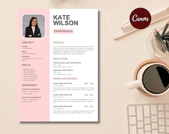 Op de afbeelding: Een professionele cv-sjabloon in roze en wit. Het cv bevat secties voor contactgegevens, vaardigheden en werkervaring. De naam "Kate Wilson" en de titel "Entrepreneur" zijn duidelijk zichtbaar. Een koffiekopje, een toetsenbord en potloden zijn ook zichtbaar.