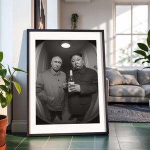 Putin & Kim Jong Un - Lustiges Wandbild - Politische Satire Poster Humorvolle Weltführer Print, Gag Geschenk, Party Deko Kamera Parodie Dunkler Humor