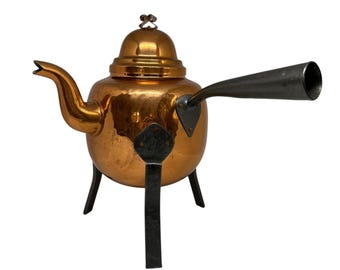 Bule sueco de cobre do início do século XX, forjado à mão com acabamento martelado, revestimento de estanho e três pés de ferro.