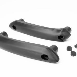 Könnte beinhalten: Zwei schwarze, gebogene Türgriffe mit abgerundeten Enden und einem zentralen Loch zur Montage. Vier kleine, dunkel gefärbte Stopfen sind ebenfalls vorhanden. Die Griffe sind für eine moderne Ästhetik konzipiert.