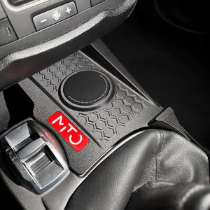 Alfa Romeo MiToと互換性のある携帯電話ホルダー - ボトルホルダーの上に取り付け、ユニバーサルで安定したスマートフォンホルダー