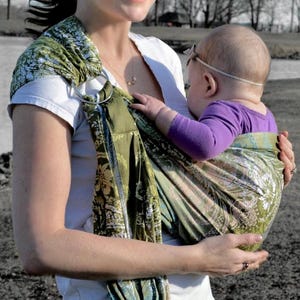 Nosidełko dla dziecka typu sling, 100% bawełny, zgodne z CPSIA, zapinane na zatrzaski, Lite-on-Shoulder™ firmy RosyBaby©, ergonomiczne, regulowane