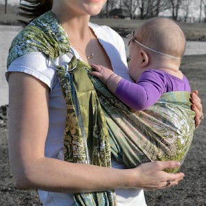 Portabebés tipo fular de anillas, 100 % algodón, compatible con CPSIA, cierre de cola, Lite-on-Shoulder™ de RosyBaby©, ergonómico, ajustable