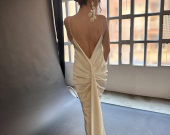 Braut langes Kleid | V niedriger Rücken | Ärmelloses Seidenkleid im Hollywood-Stil. Offenes Rückenteil mit drapiertem Brautkleid | Kleid für den Empfang