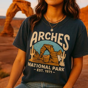 Maglietta Arches National Park • Maglietta grafica vintage Delicate Arch • Maglietta da trekking retrò Utah • Souvenir avventura Moab • Colori comfort