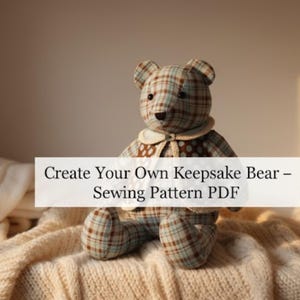 Puede incluir: Un oso de peluche hecho a mano con tela a cuadros, con un cuello color crema y una nariz marrón. El oso está sentado sobre una manta color crema. El texto en la imagen dice: Create Your Own Keepsake Bear - Sewing Pattern PDF.