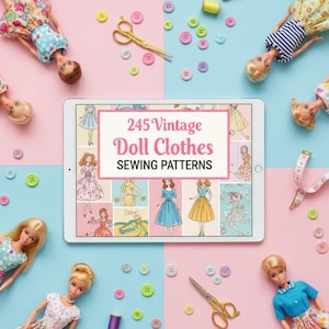 Op de afbeelding: Een bovenaanzicht toont een tablet met "245 Vintage Doll Clothes Sewing Patterns", omringd door poppen, knopen, scharen en naai-attributen. De achtergrond is verdeeld in roze en blauwe secties, wat een kleurrijke en speelse scène creëert.