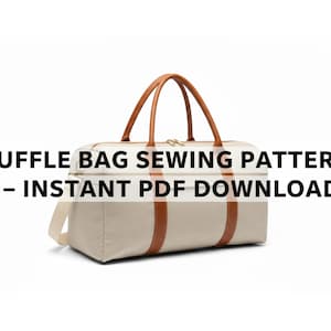 Op de afbeelding: Een beige duffeltas met bruine leren handvatten en accenten. De tas heeft een ritssluiting en een schouderriem. Tekst op de afbeelding luidt: DUFFLE BAG SEWING PATTERN - INSTANT PDF DOWNLOAD.