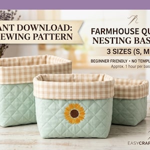 Op de afbeelding: Drie gewatteerde nestmanden in lichtgroen met een beige ruitjesrand. De tekst luidt: INSTANT DOWNLOAD: PDF SEWING PATTERN, FARMHOUSE QUILTED NESTING BASKETS, 3 SIZES (S, M, L), BEGINNER FRIENDLY, NO TEMPLATES NEEDED, Approx. 1 hour per basket.