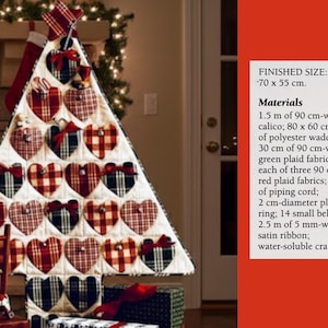 Op de afbeelding: Een handgemaakte kerst adventskalender in de vorm van een boom. Het heeft hartvormige zakken in rood en zwart geruite patronen, elk versierd met een strik. De afmeting is ongeveer 70 x 55 cm.