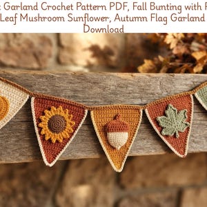 Puede incluir: Una guirnalda de banderines de ganchillo con cinco banderas triangulares en crema, óxido y verde salvia. Las banderas muestran apliques de calabaza, girasol, bellota, hoja y seta. El texto dice: Pennant Garland Crochet Pattern PDF, Fall Bunting.
