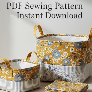 Op de afbeelding: Twee stoffen opbergmanden en een gevouwen stoffen vierkant met een mosterdgele bloemenprint op het bovenste gedeelte en een grijs-wit gestreept patroon op het onderste gedeelte. De tekst luidt PDF Sewing Pattern – Instant Download.