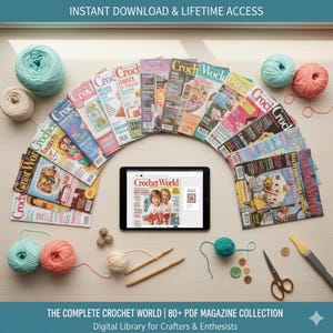 Peut inclure: Une collection de magazines Crochet World disposés en demi-cercle autour d'une tablette affichant un numéro numérique. La scène comprend plusieurs pelotes de laine dans des tons vert menthe, pêche et crème, ainsi que des aiguilles en bois et des ciseaux.