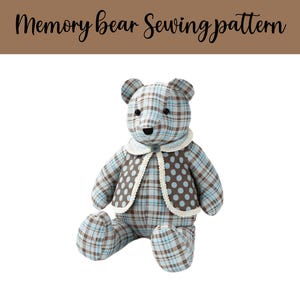 Op de afbeelding: Een knuffelbeer gemaakt van lichtblauwe en bruine ruitjesstof, met een bruin vestje met lichtblauwe stippen en een witte schulprandkraag. De tekst Memory bear Sewing pattern staat bovenaan de afbeelding.