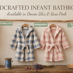 Pode incluir: Dois roupões de banho para bebé com padrão xadrez, um em azul ganga e outro em rosa seco. Cada roupão possui capuz e cinto de atar. O texto diz: HANDCRAFTED INFANT BATHROBES, Available in Denim Blue & Rose Pink, 0-6M to 3-4Y, sewing pattern, Beginner Sewing.