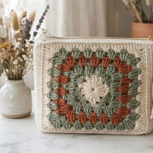 Granny Square Zip Pouch Crochet Pattern PDF, Makeup Bag Tutorial, Beginner Crochet Purse