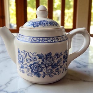 Vintage Sadler fine English Nina China Teapot