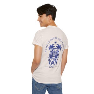 Camiseta "El hogar está donde lo aparcas" - Camiseta unisex con gráfico para autocaravana, camiseta de aventura para la vida en furgoneta, nómada para viajes por carretera, regalo para acampar, vida en autocaravana imagen 7