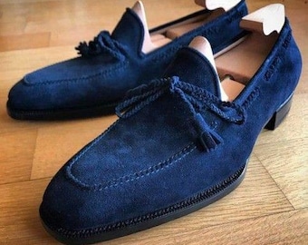 Handgjorda blå loafers i mocka | Klassiska herrskor med tofs