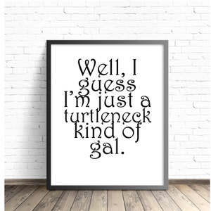 Puede incluir: Impresión enmarcada con el texto "Well, I guess I'm just a turtleneck kind of gal." El texto negro está en una fuente estilizada sobre un fondo blanco. El marco es negro y el fondo es una pared de ladrillos blancos.