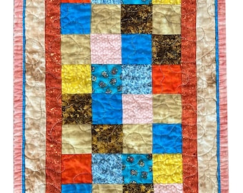 Heller gesteppter Tischläufer, handgefertigt, Patchwork-Läufer, Wandbehang, moderner Läufer, Mittelstückmatte, gesteppte Tischmatte – 12-1/2" x 23-1/4"