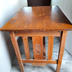 Può includere: Tavolino rettangolare in legno con finitura naturale. Il tavolo ha uno schienale a doghe e un motivo ovale decorativo al centro. Il tavolo misura circa 76 cm di lunghezza, 46 cm di larghezza e 51 cm di altezza.