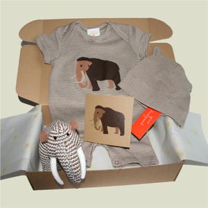 New Baby Gift Box – Mammoth Plush & Organic Baby Essentials – New Mum Present – Baby Shower Hamper – Eco-Friendly Baby Gift Set UK